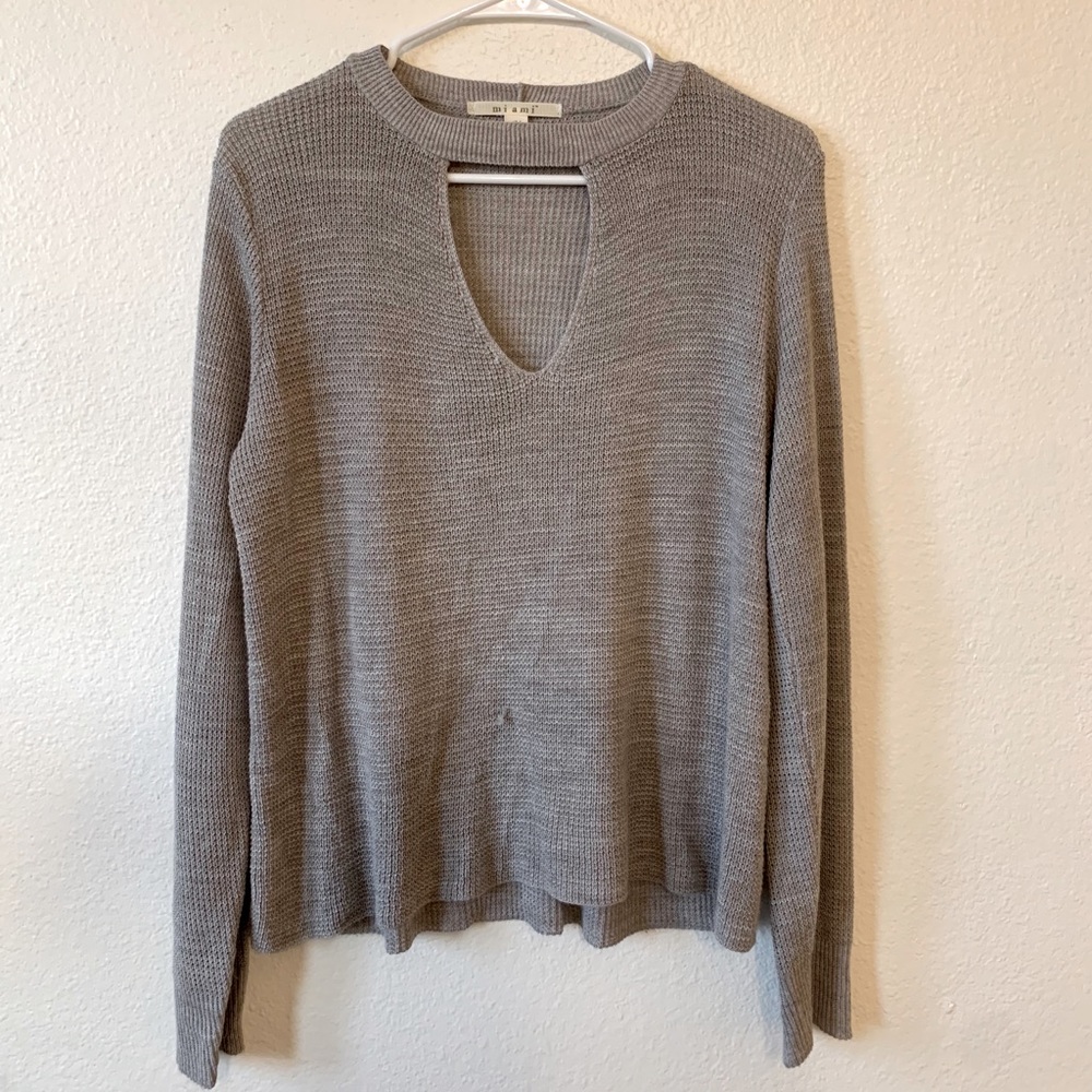 Beautiful knit top in grey